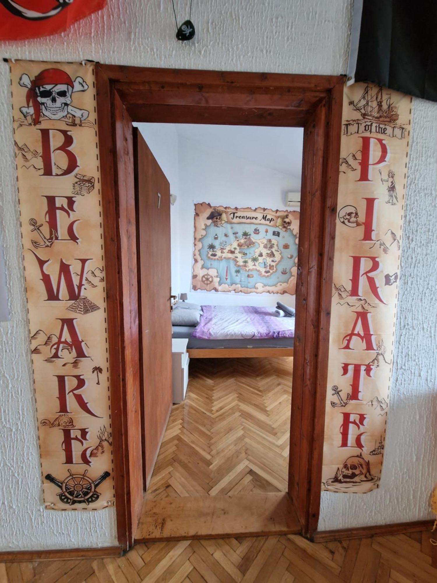 Pirate Backpackers Hostel Улцин Екстериор снимка