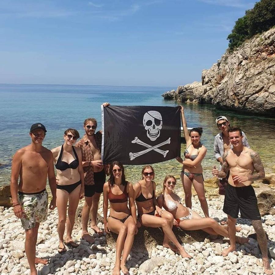 Pirate Backpackers Hostel Улцин Екстериор снимка